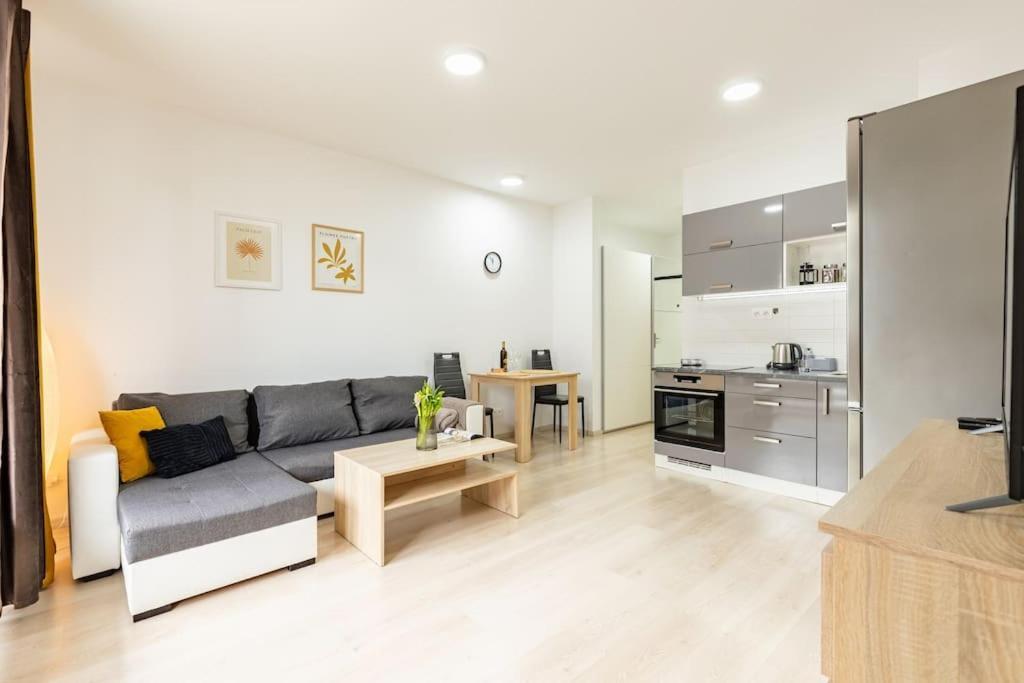 Cityscape Oasis: Active Studio Heaven บราติสลาวา ภายนอก รูปภาพ