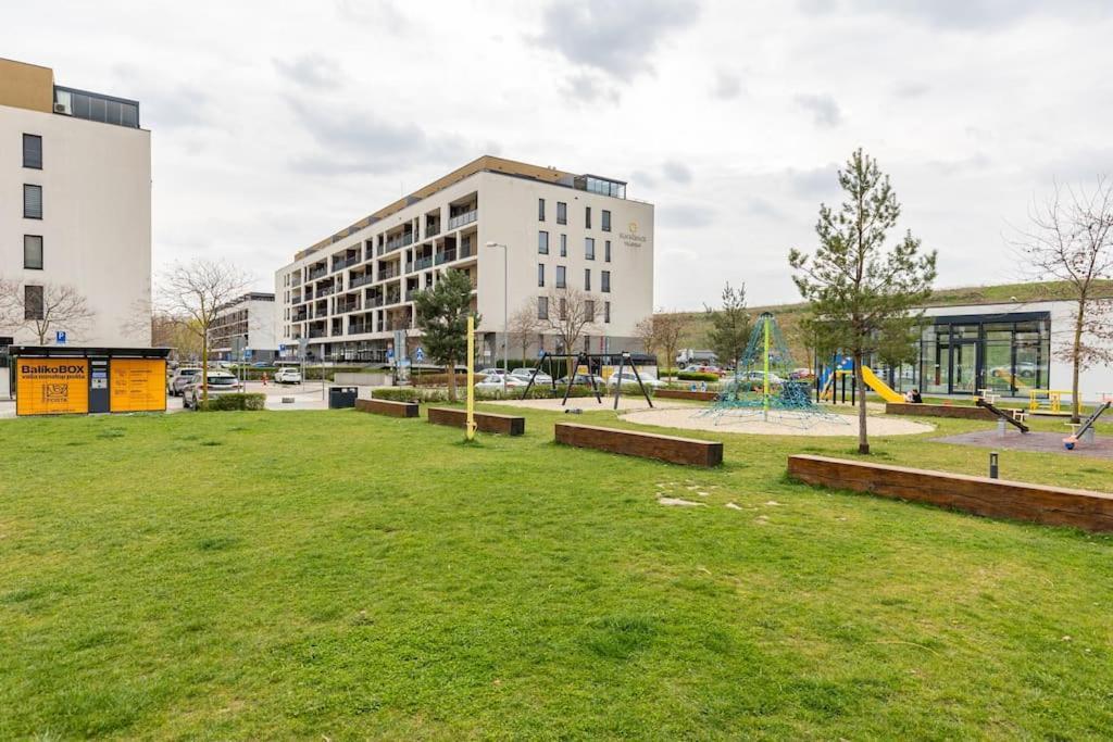 Cityscape Oasis: Active Studio Heaven บราติสลาวา ภายนอก รูปภาพ