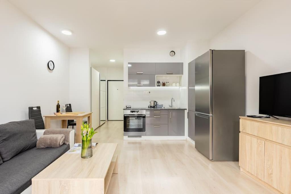 Cityscape Oasis: Active Studio Heaven บราติสลาวา ภายนอก รูปภาพ