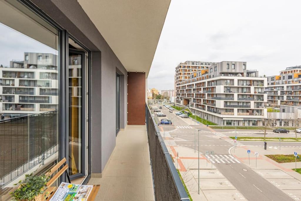 Cityscape Oasis: Active Studio Heaven บราติสลาวา ภายนอก รูปภาพ
